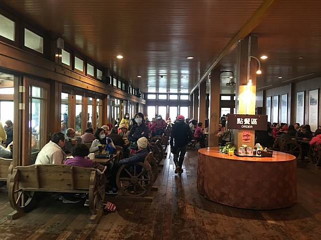 ▲雲海咖啡館坐滿了等待用餐的遊客。（圖／奧丁丁體驗）