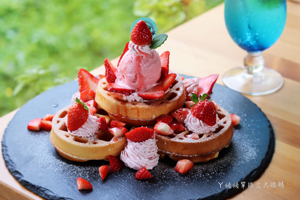 新埔普羅旺斯小木屋餐廳，超夢幻的雨滴蛋糕和草莓飲品，新竹賞櫻景點推薦！