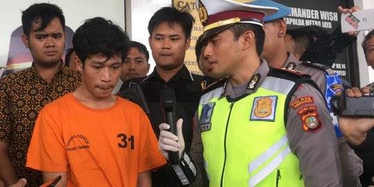 Polisi juga memeriksa rekan-rekan Adi Saputra. Antara lain Yuni Astuti rekan wanita tersangka, Nur Iksan (pemilik motor Scoopy) dan seorang pria rekan tersangka yang membantu memvideokan adegan pembakaran STNK yang dilakukan tersangka.