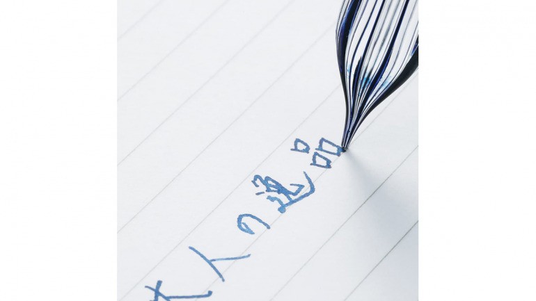 キラキラ輝く光の色彩が美しい北海道ニセコ町の工房・川西硝子の硬質