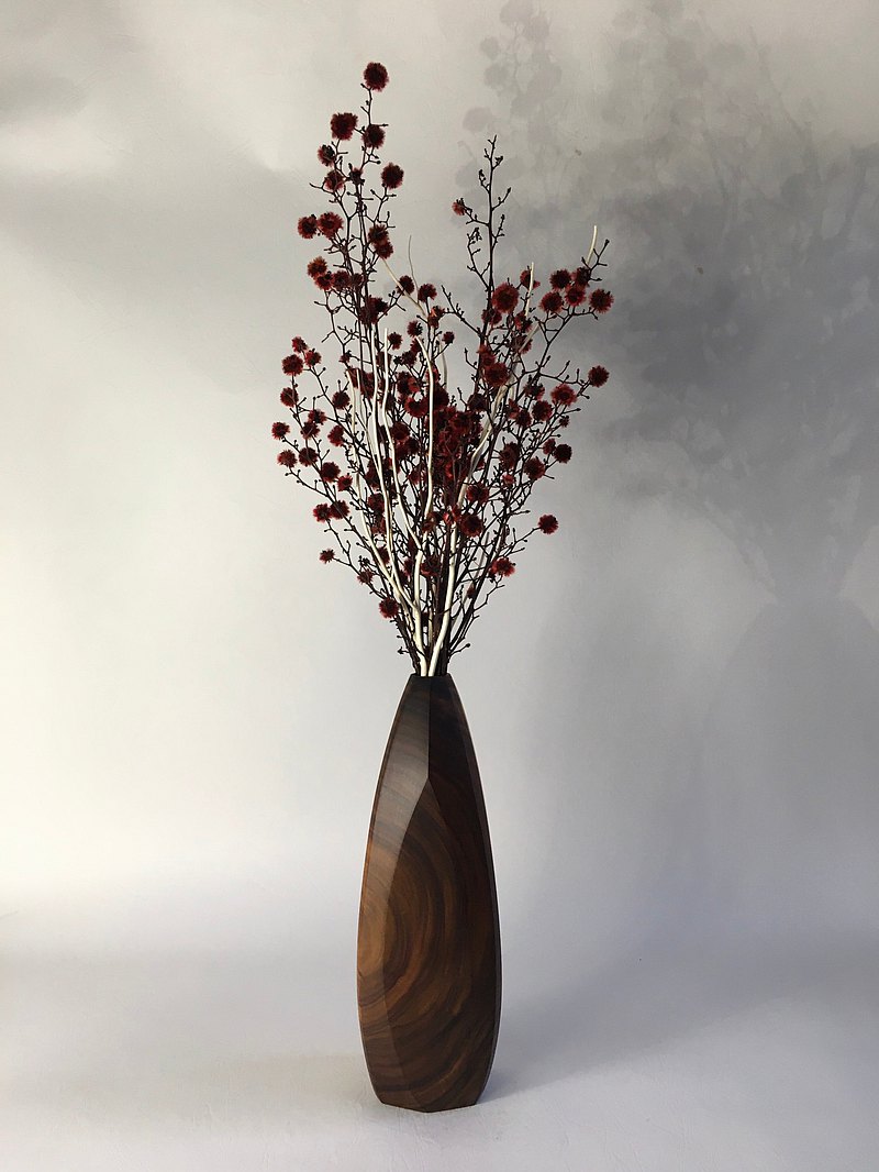 極簡主義的木質花瓶，多面切割，襯托出美麗木紋與獨特轉折，每個角度有著不同的變化，隨心所欲的搭配乾燥花、鮮花，都將會是獨一無二美麗的花瓶。