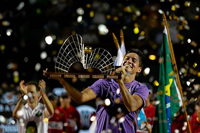 Sebastian Baez celebrates with the trophy after his men's singles final win against Mariano Navone at the 2024 ATP 500 Rio Open at the Jockey Club Brasileiro in Rio de Janeiro, Brazil, Feb. 25, 2024. (Photo by Claudia Martini/Xinhua)