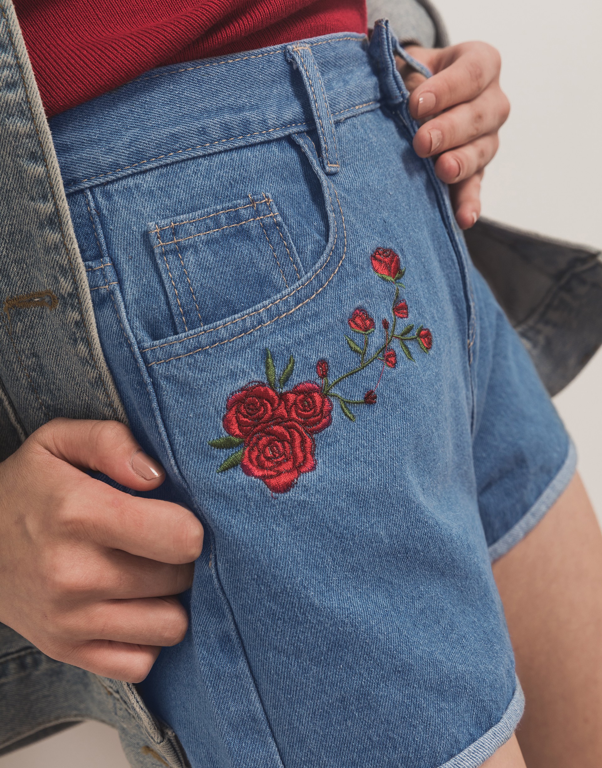 PAZZO+#PS 秋氛繡花捲邊牛仔短褲