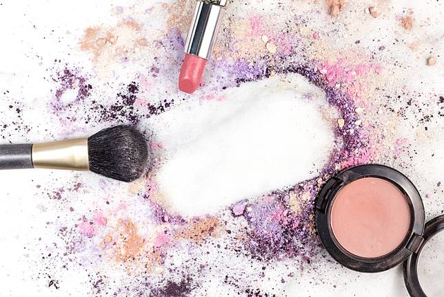 Keseringan Make Up Bisa Menyebabkan 7 Penyakit Ini!