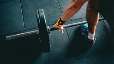 深蹲、硬舉都適用！交叉訓練必備4雙「健身鞋款」推薦