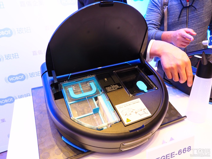 吸地、拖地二合一，HOBOT 推一分鐘 600 下高速擦拭的 LEGEE-668