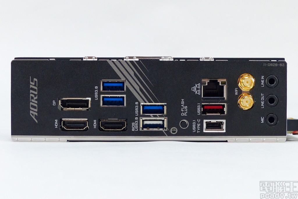 ▲ X570 I AORUS Pro WiFi 一體式背板 I/O 一覽，1 個 DisplayPort 1.2 和 2 個 HDMI 2.0 能夠同時輸出 3 組 4K@60Hz 螢幕畫面，此外這張主機板仍有免安裝處理器、記憶體即可更新 UEFI 的 Q-Flash Plus 功能按鈕。