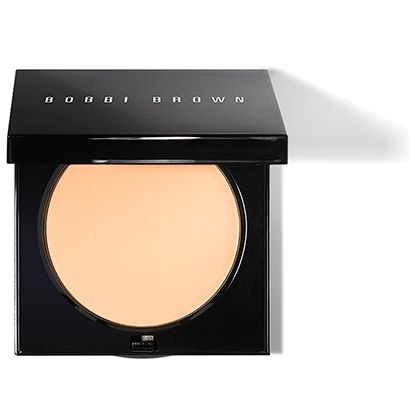 A pressed powder that sets and perfects foundation for a smooth, flawless finish. This sheer powder