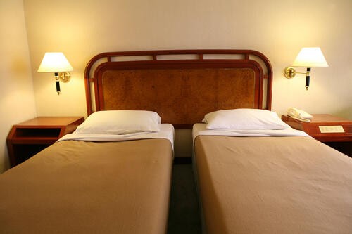 ベッド同士や壁との スキマ はどう埋める ベッド下の収納術もあわせて解説