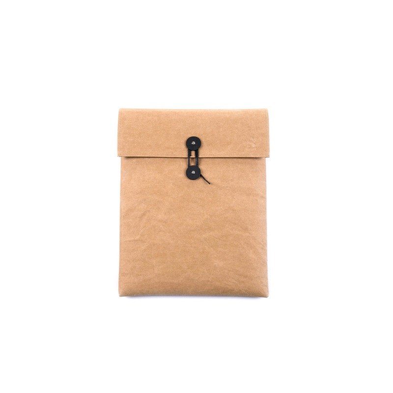 可以給電腦最細緻的保護； 纖維紙糙韌，多番水洗亦不改其堅守本色。 兩者合二為壹，實為得體設計向品質人生的致敬之作。 當然，實用主義者也會對此青睞有加， 可成套使用，亦可拆分兩用， 說到底，裡外裡，儘是