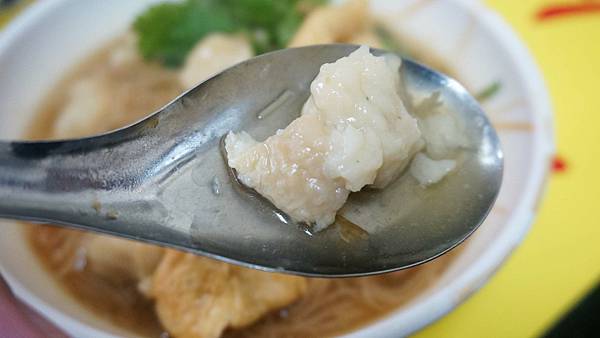 【基隆美食】黃家麵線羹-用餐人潮幾乎不中斷！１碗１００元的爆人氣麵線店