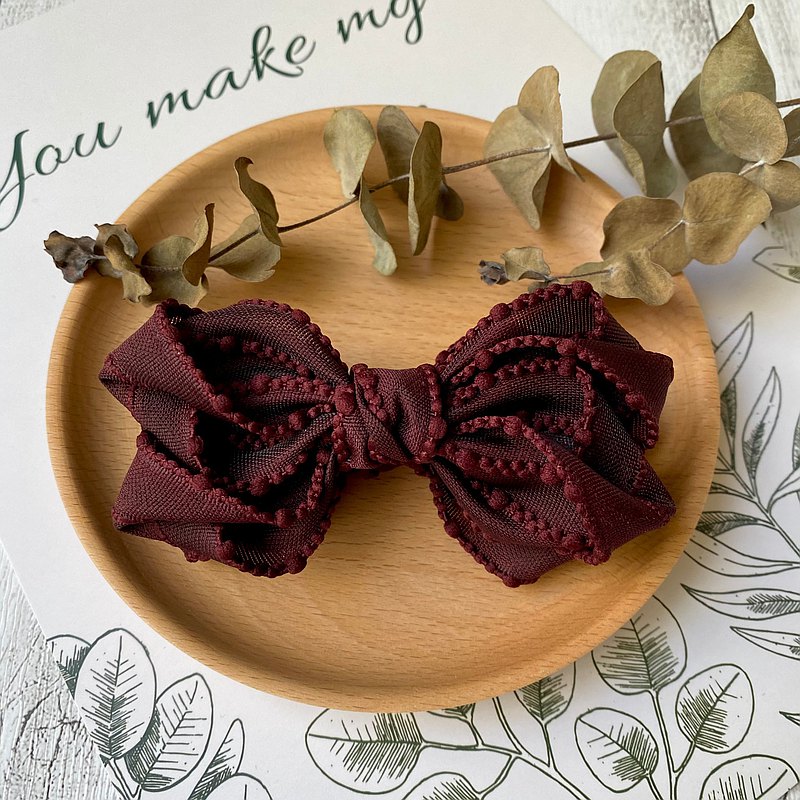 質感特別的進口爆米花緞帶，搭配簡約風格蝴蝶結做成的相交夾， 最適合優雅的您了