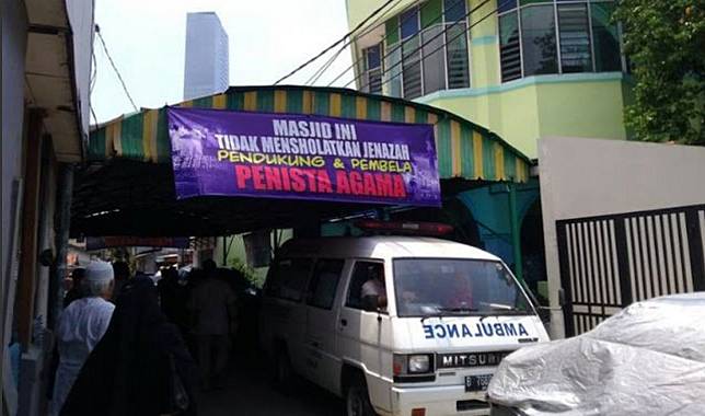 Sebuah masjid di Jakarta yang dikabarkan menolak untuk menyalatkan jenazah Muslim yang mendukung salah satu cagub. Foto dari Twitter