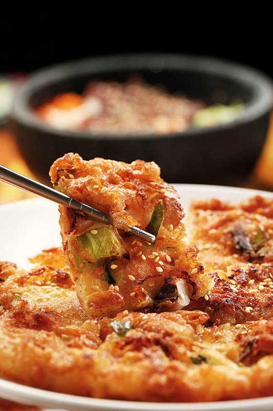 「海鮮煎餅」外酥內紮實，單吃或沾醬都美味。（160元）（圖／于魯光）