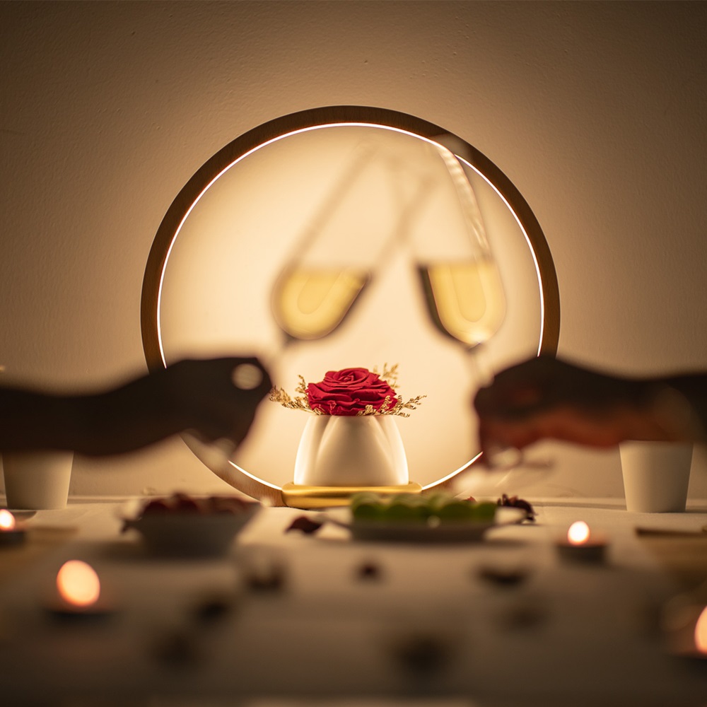 原木燈框、純白花器、黃銅底座，自然純粹的造型永生玫瑰花、代表不凋零的愛情三段式調光，觸控式開關及調光