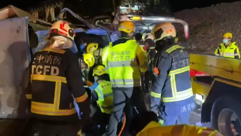 18日晚間，台中市大甲區六股橋，發生小貨車逆向撞上遊覽車事故，造成7人受傷、1人命危。據了解，遊覽車為百萬直播主「肥大叔」的員工旅遊。（圖／翻攝畫面）