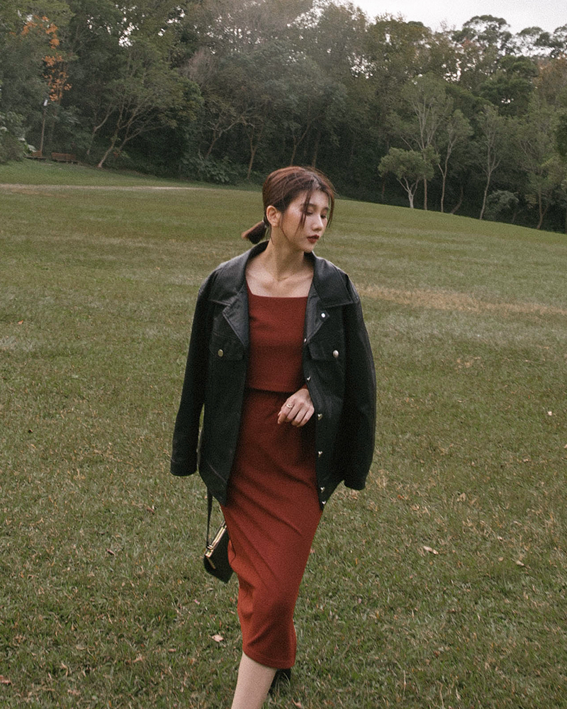 微寬鬆版型/人造皮革 商品長度/適中商品版型/寬鬆商品厚薄/適中商品彈性/無 保養方法：不宜直接水洗，可以用軟布輕輕擦拭。 *平時閒置期間建議放置在防塵袋中並保持通風乾燥。 *請避免放置在高溫或陽光直