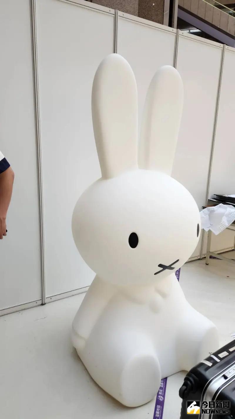 ▲荷蘭主題國館搬出2米高「米飛兔Miffy」迎賓。（圖／記者李琦瑋攝）