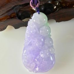 ◎春帶彩存世量稀少，未來增值空間極大|◎細膩通透，水潤飽滿，光澤度極佳僅此一件|◎色澤濃郁飽滿，在燈光下呈現粉紅紫特別漂亮商品名稱:天然翡翠A貨春帶彩招財貔貅墜子B6889品牌:森茂珠寶款式:墜子種類