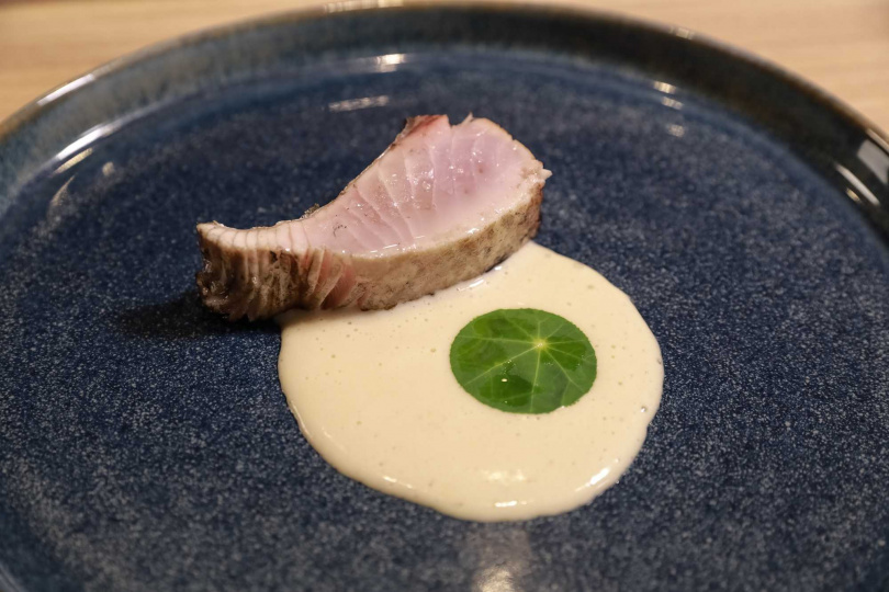稻草燒鰆魚配牛蒡奶汁。（圖／壽司芳提供）