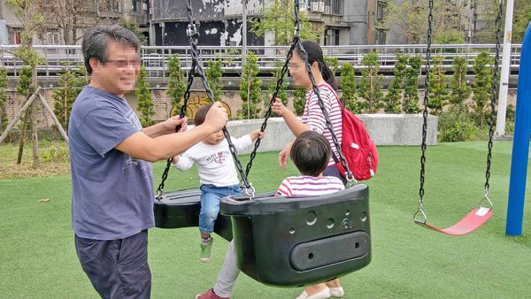 【台北景點】白雲公園-小孩愛不釋手，三種不同類型溜滑梯及多種盪鞦韆的特色公園