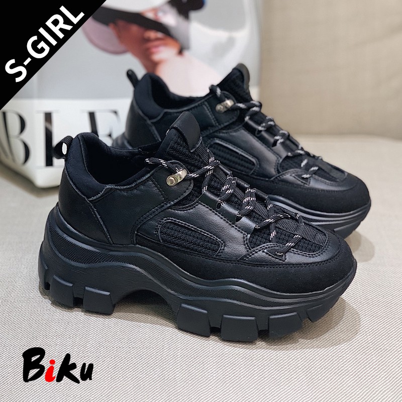 BIKU SHOES S-girl老爹鞋 時尚顯瘦全真皮Q彈厚底老爹鞋 運動鞋 慢跑鞋熱賣指數：⭐⭐⭐⭐⭐仙女百搭指數：⭐⭐⭐⭐⭐這款採用圓頭繫帶款的經典老爹鞋能夠塑造活力休閒風格黑色純色設計，具有很