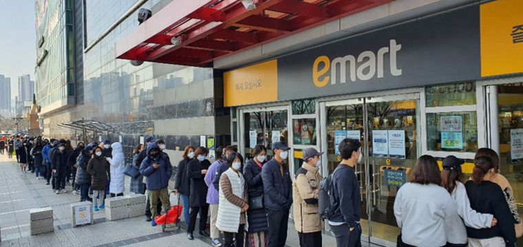 E-Mart 表示，接下來每人限買 30 副，以便讓更多民眾能購買口罩，並多賣幾天。