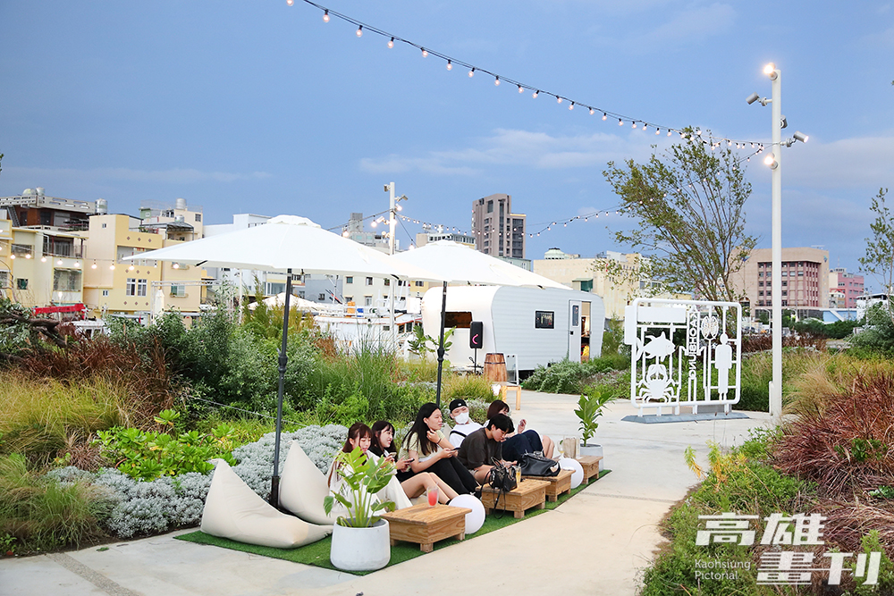 以「流動浮島」概念所構築起的的港邊花園，營造出濱海小城悠閒的度假風情。(攝影/Carter)