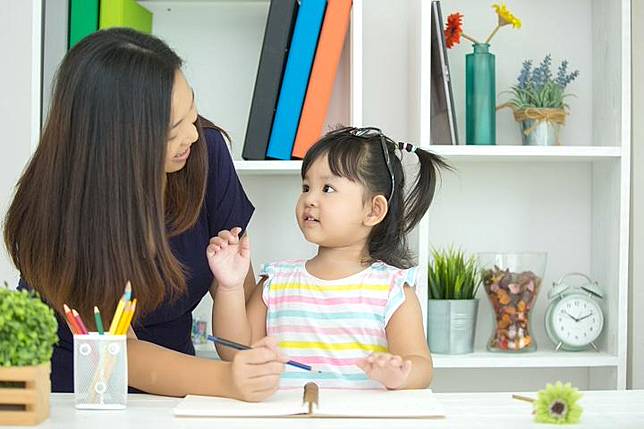 Ilustrasi anak dan orang tua melakukan kegiatan seru. Freepik.com/Jcomp