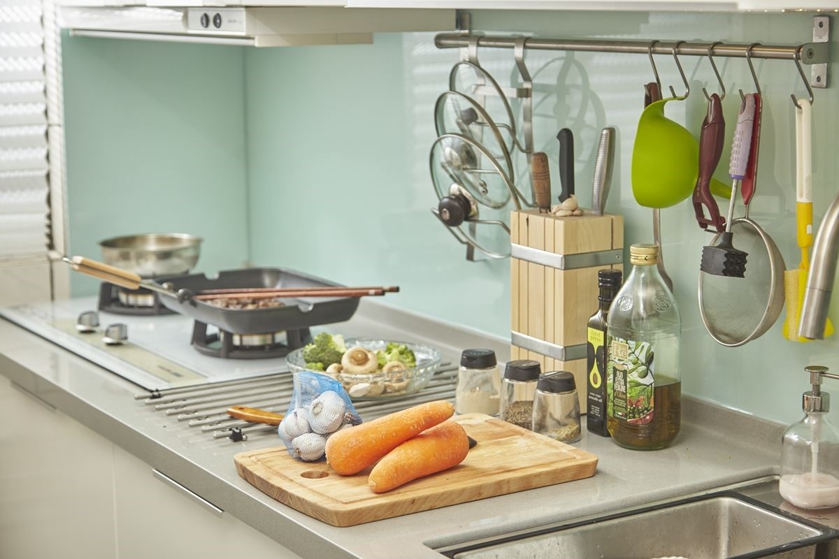 運用家具櫃體：METOD 廚櫃組合、LÄMPLIG 隔熱架NT.$259元、VARIERA 刀叉收納盤NT.$399元