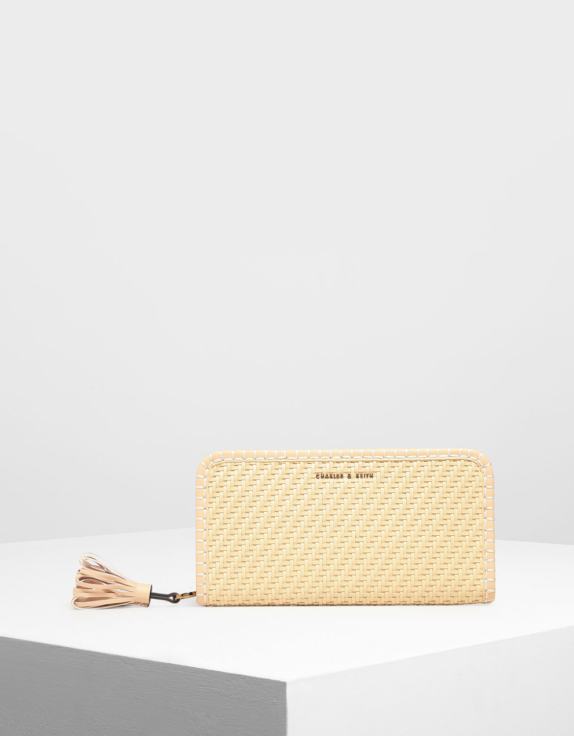 完美的收納隨身物件、精緻的編織表面，女孩們何需再四處尋覓？