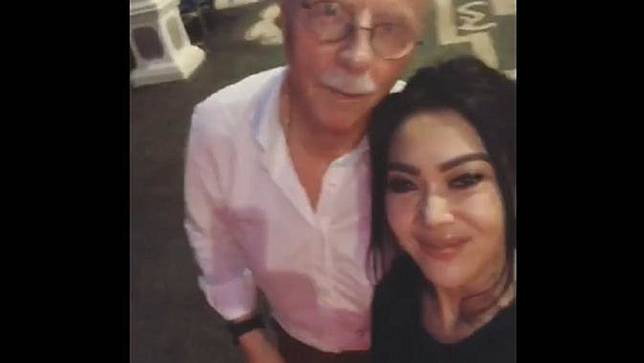 Syahrini dan ayah angkatnya