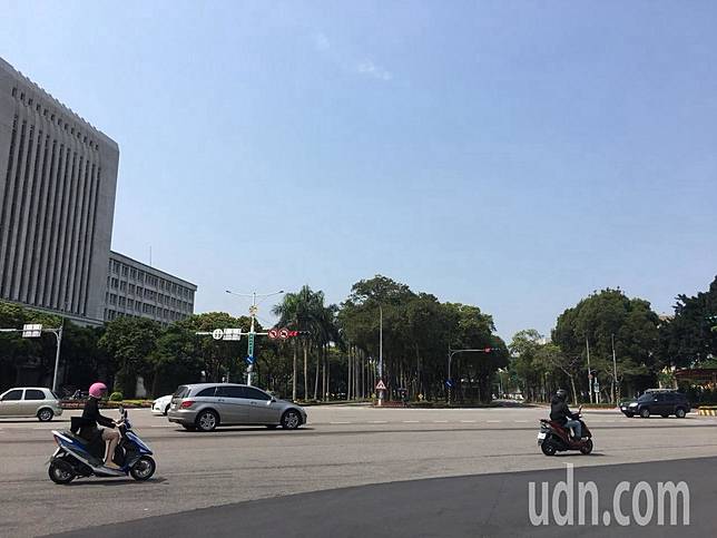 法籍男子在台北市愛國西路人行道上發現一包大麻。記者李隆揆／攝影