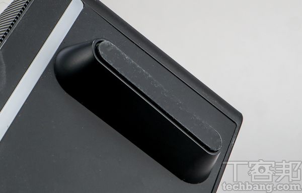 腳墊 腳墊採用微傾斜的仰角設計，有助紅外線攝影機更能對準用戶頭部位置。