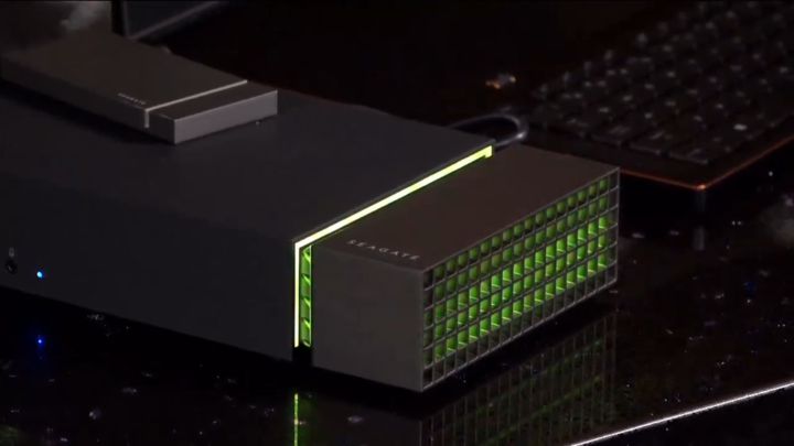 RGB 燈光的設計，符合主流市場電競周邊的風格。