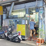 【迪化街美食】萬福餡餅店｜１碗牛肉麵９０元！超級爆便宜！最強的一窩絲餅必點