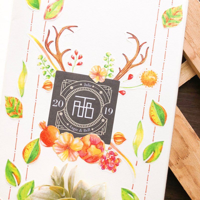 31個麥克筆手繪物件，一卷就可以完成一張紙膠帶拼貼主題！ 所有照片皆為繪師Bell本人拼貼實拍， 這款「秋」主題花繪比較適合已經上手的拼貼達人呦～