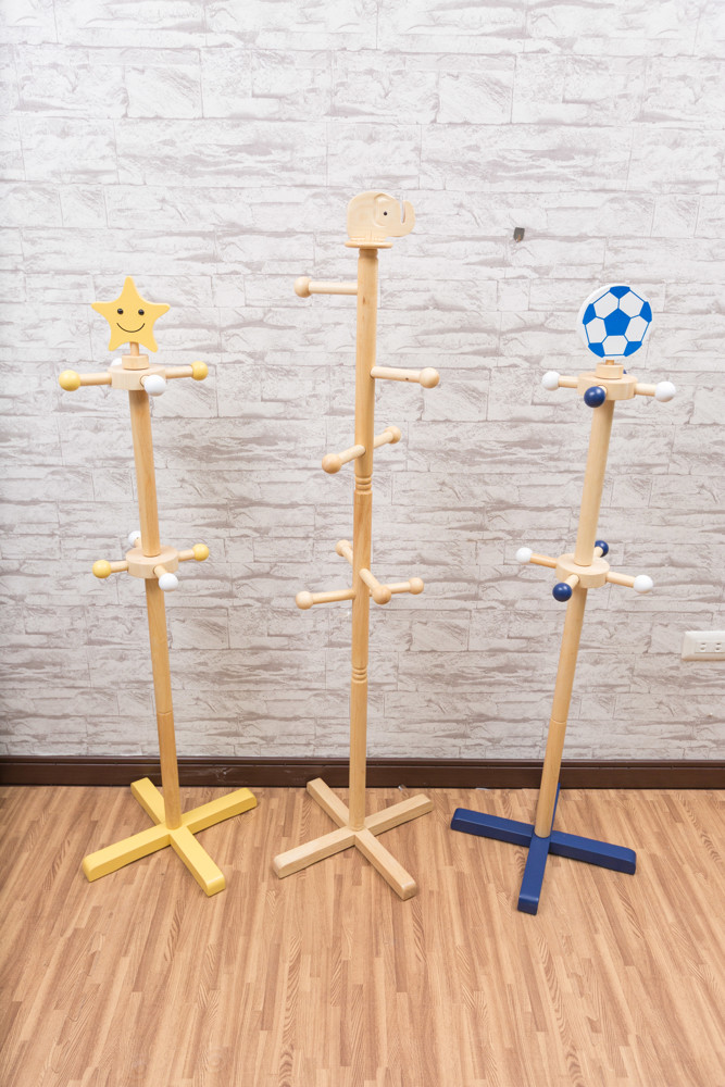 可愛主體簡潔造型的迴轉式衣架搭配清晰天然的木紋在室內擺放完全不佔空間移動方便表面處理溫和不含有害物質即使您的小寶貝不慎讓椅子髒污了也能輕易用布沾水擦拭防水耐髒最適合兒童使用! 可愛兒童旋轉衣帽架除了上