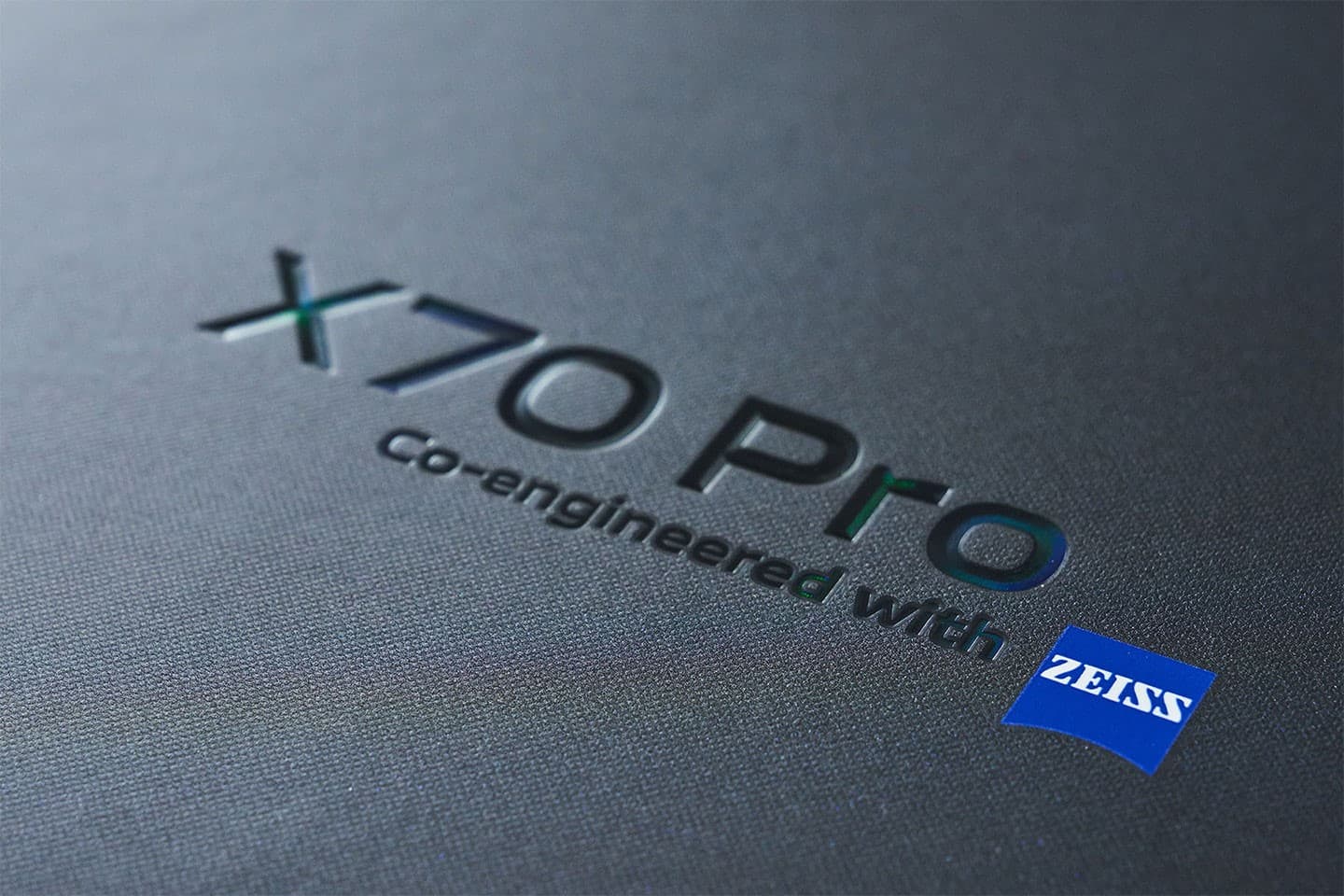 vivo X70 Pro 黑色外盒上壓印了帶彩膜的品名與醒目的蔡司小藍標，質感一整個升級！「Co-engineered with ZEISS」的字樣也十足彰顯相機系統的專業度。