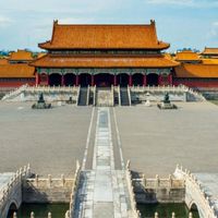 天鵝在龍之上。
