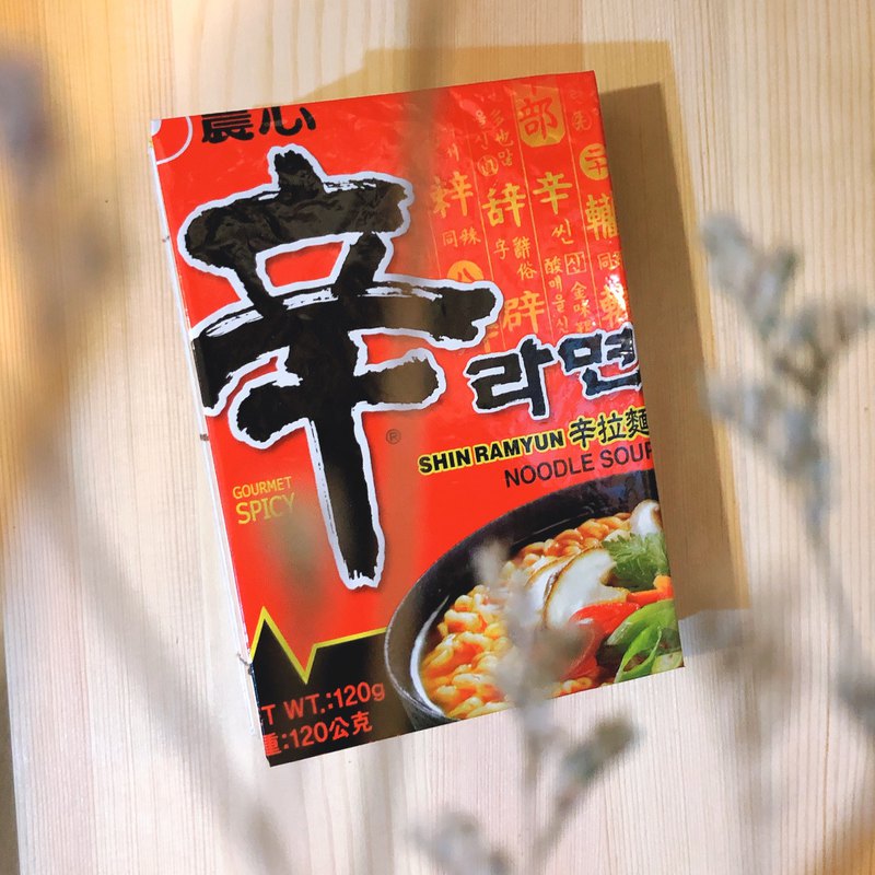 全手工縫製手帳本，一針一線充滿人情味；一紙一布都精心篩選。獨家使用高品質十年不發霉有機無酸白紙，可是用各種水質筆墨水彩不透頁不暈開。每一本可平坦翻頁360度的手帳本獨一無二，每一本都可以客製化你的名字