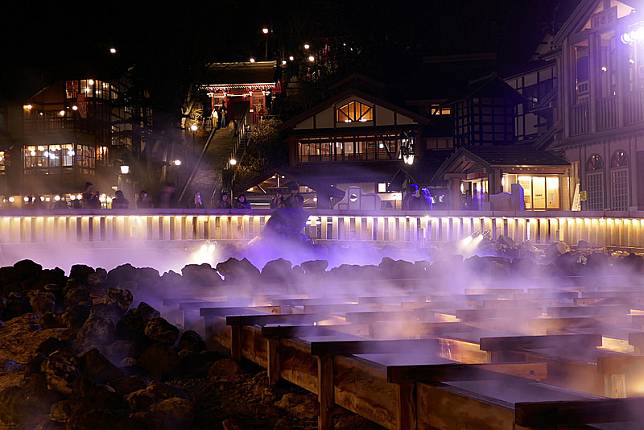 「湯畑」為木箱組成的熱水田，用來沉澱礦物質及降溫，進而分送周圍浴場