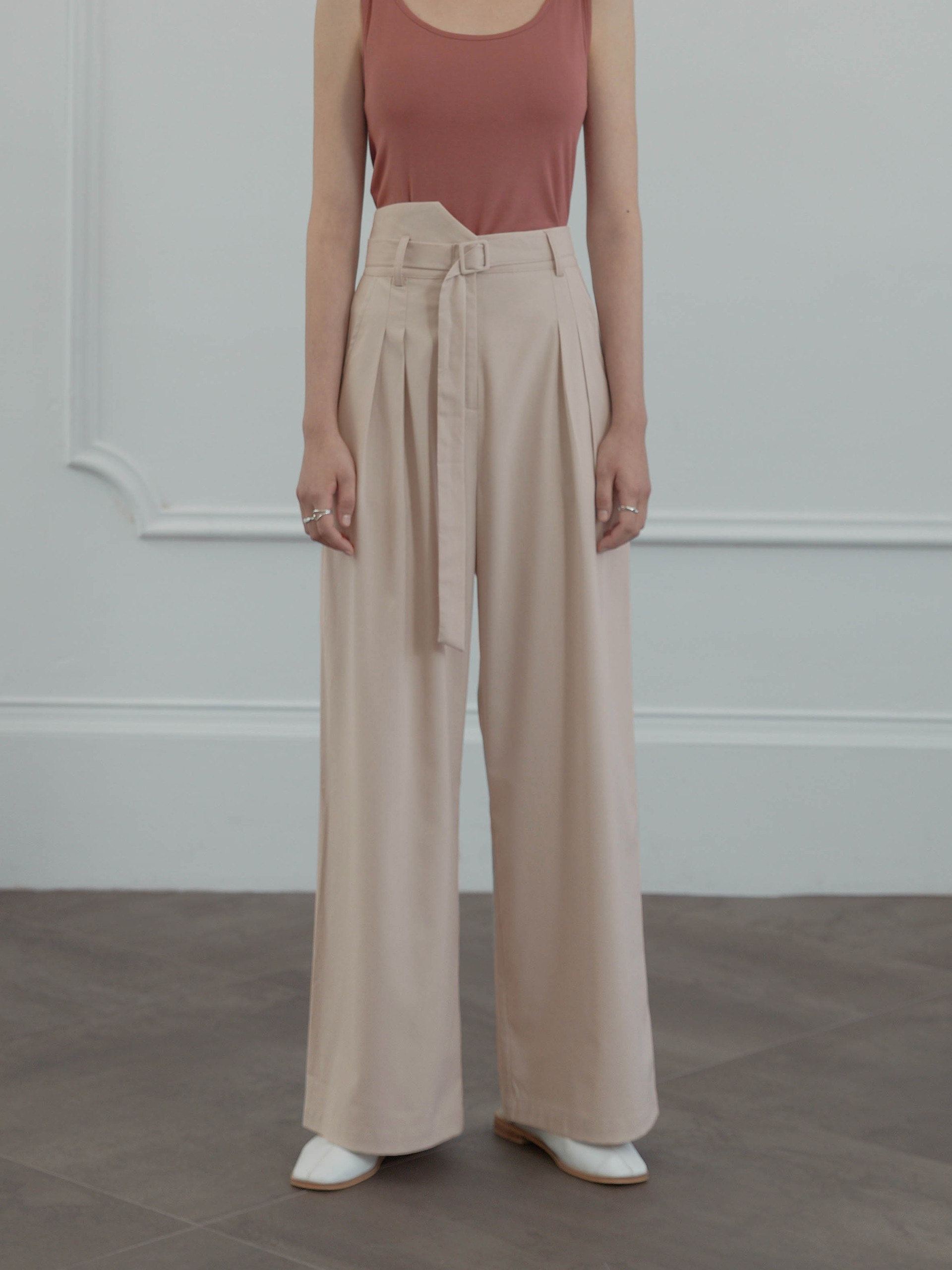 不對稱腰頭西裝褲(附腰帶)-mouggan