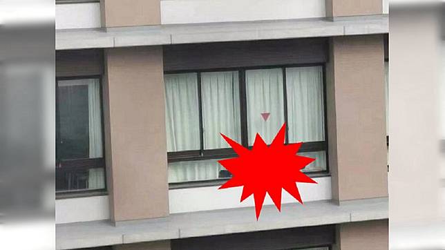 網友在窗邊驚見男人。圖／翻攝自爆廢公社