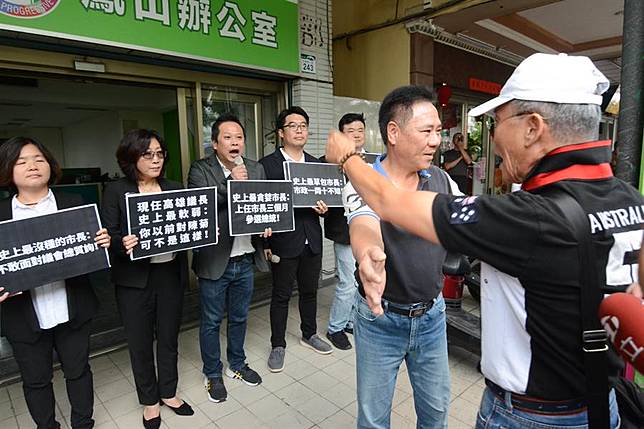 民進黨議員臨時開記者會罵韓請假，遭韓粉反嗆