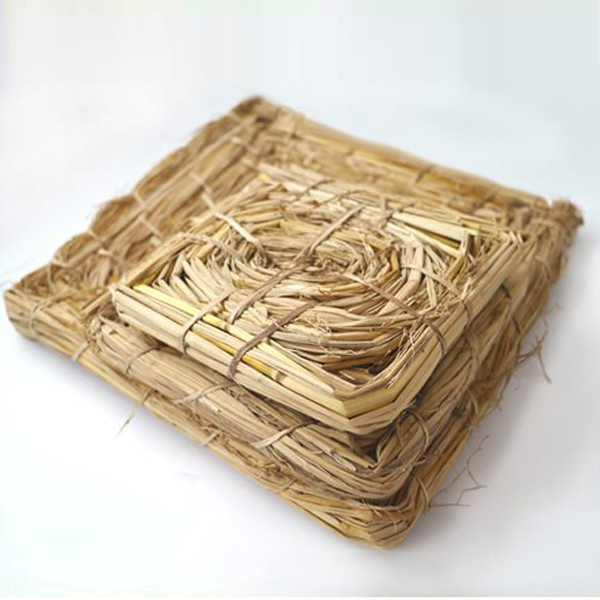 繁殖小常識：當鸚鵡進入繁殖季欲要生蛋前，會進出巢箱咬草墊上的草（或底盤的紙），將內部布置成他們喜歡的樣子！如果有觀察到這樣的行為，有可能是鳥寶在做巢準備繁殖囉～■天然稻草編織成，成分安全■休憩、繁殖皆