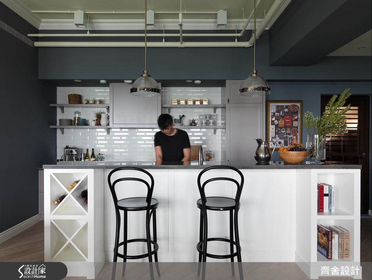 廚房中島結合吧檯的設計，具有料理、用餐、小酌的機能性，檯面下方還可以做為電器櫃或是酒、書籍的收納用途，相當實用！