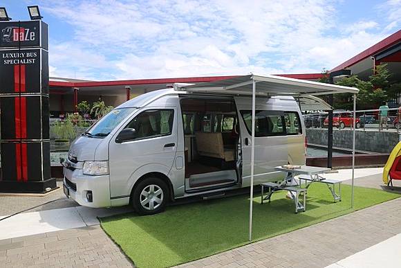 Ada Juga Nih Di Indonesian, Toyota Hiace Disulap Jadi Rumah Berjalan!