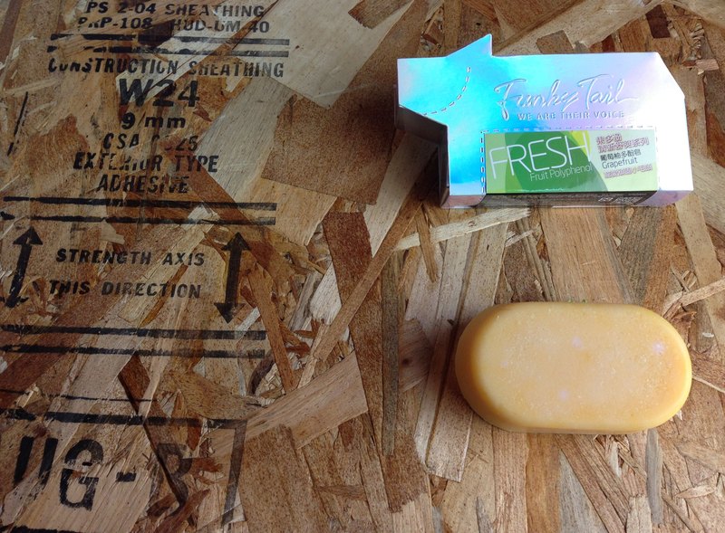 商品理念 **OLD & NEW 跨界的乾淨。純粹 ** 公元前七世紀的歷史傳承 古老東方的純粹清潔 秉除化學，留下最簡單最單純的成分 將台灣文化最美的傳承與天然手作結合 無上限的傳統注入不設限的新思