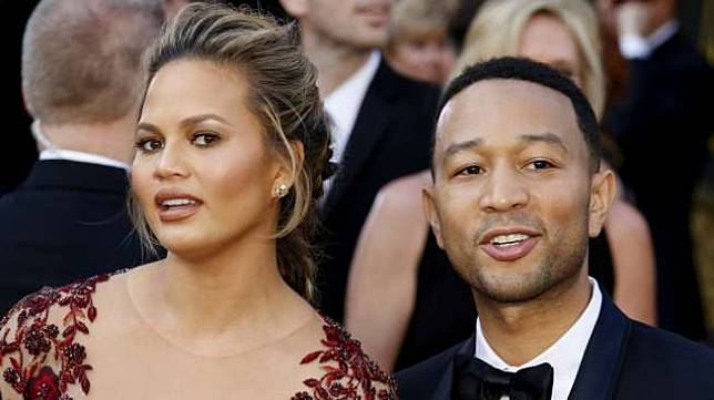 Chrissy Teigen dan suaminya, John Legend [shutterstock]